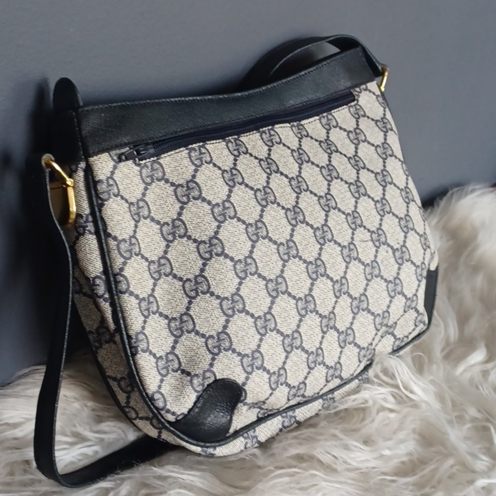 Vintage Gucci Signature Crossbody - Picture 4 of 16